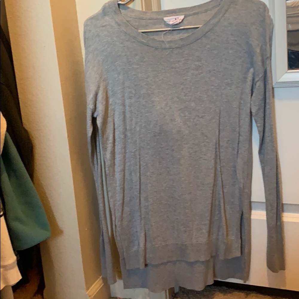 Long sleeve light weight gray sweater.